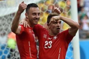 Josip Drmic (i.) y Xherdan Shaqiri celebran el primer tanto del conjunto suizo ante Honduras. Foto: AFP