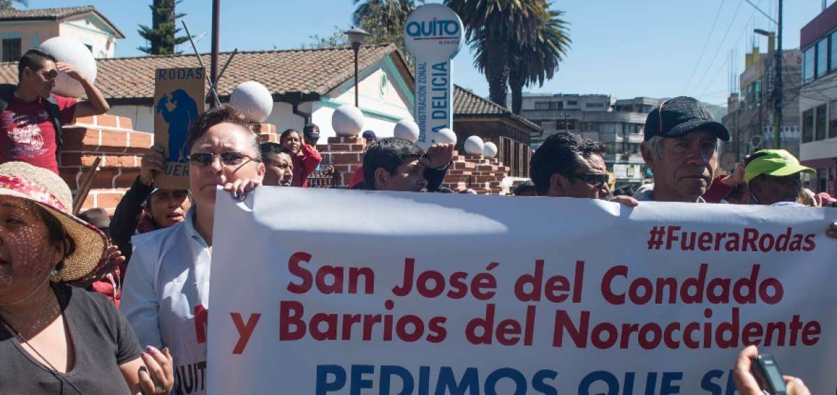 Moradores de decenas de barrios del norte de Quito se concentraron afuera de La Delicia.