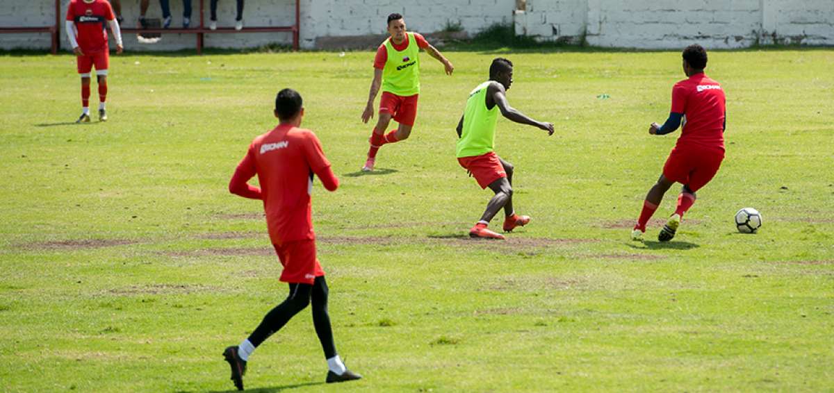 El mediocampista Luis Fernando Saritama (der.) es una de las principales figuras con las que Deportivo Quito intentar&aacute; avanzar en la Copa Ecuador, en la que los capitalinos iniciar&aacute;n su andadura este domingo ante Am&eacute;rica de Ambato.
