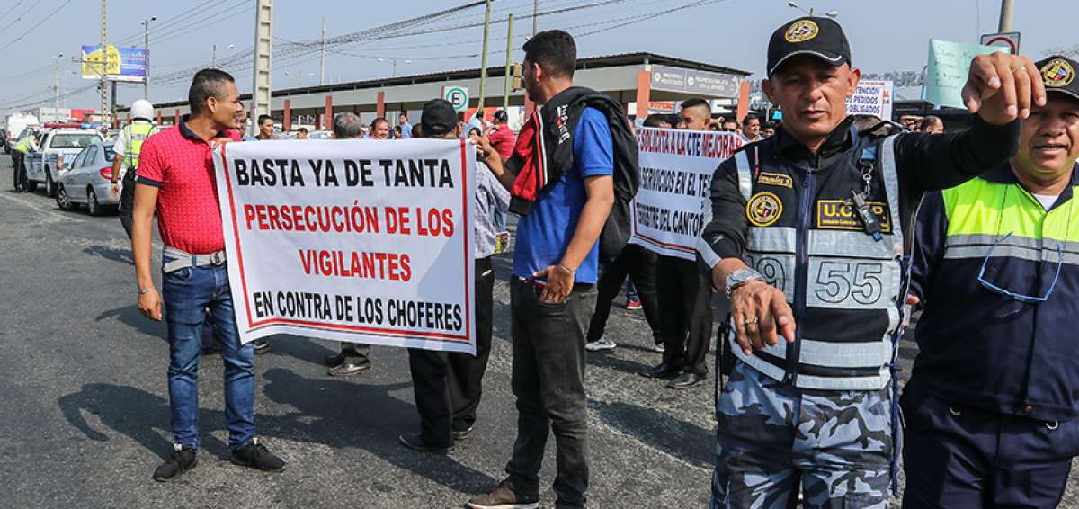 La presencia de manifestantes impidi&oacute; el paso de los buses interprovinciales e intercantonales.