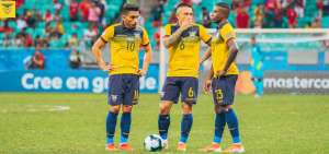 Los seleccionados ecuatorianos &Aacute;ngel Mena (i.), Cristian Ram&iacute;rez (c.) y Sebasti&aacute;n M&eacute;ndez, conversan durante el encuentro ante Chile, por la Copa Am&eacute;rica.