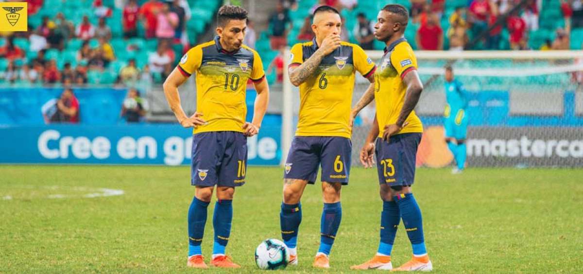 Los seleccionados ecuatorianos &Aacute;ngel Mena (i.), Cristian Ram&iacute;rez (c.) y Sebasti&aacute;n M&eacute;ndez, conversan durante el encuentro ante Chile, por la Copa Am&eacute;rica.