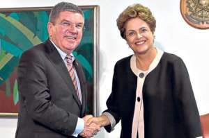 El presidente del COI Thomas Bach (i) estuvo presente en la cumbre ol&iacute;mpica en Lausana.