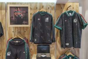 Artesanas de Naupan elaboraron camisetas deportivas bordadas para la selecci&oacute;n de M&eacute;xico. 