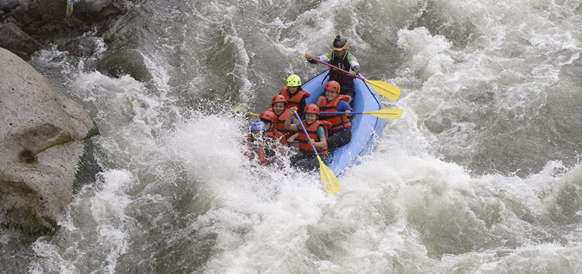 El recorrido de rafting se extiende hasta 15 km, en el r&iacute;o Chimbo siempre acompa&ntilde;ado por un gu&iacute;a tur&iacute;stico con licencia internacional para realizar este deporte para el que no se necesita experiencia previa.  