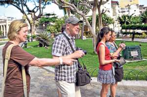 Los for&aacute;neos que reci&eacute;n llegan concurren principalmente a los malecones, parques y plazas de la ciudad. Foto: William Orellana / El Tel&eacute;grafo.