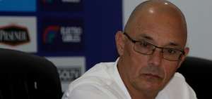 Alfredo Arias, director t&eacute;cnico de Emelec, durante la rueda de prensa en la que anunci&oacute; su separaci&oacute;n del club.