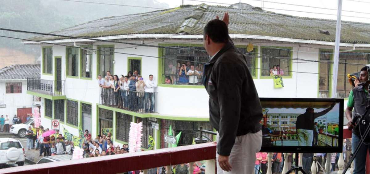 El presidente Rafael Correa saluda a sus simpatizantes antes de ofrecer una entrevista a medios locales.