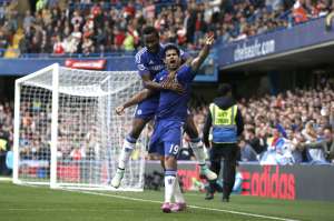 Diego Costa celebra junto a Obi Mikel su gol en el partido, que fue el segundo para su equipo. Foto: AFP