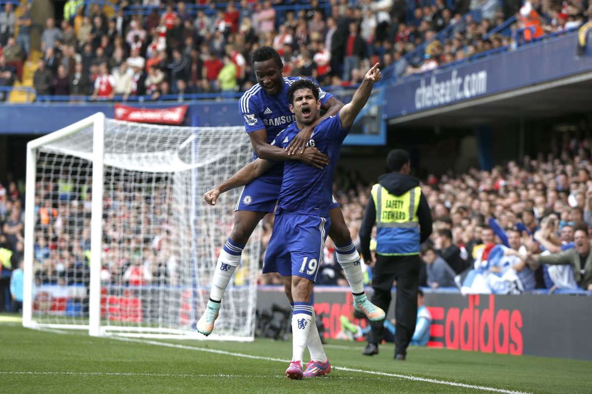 Diego Costa celebra junto a Obi Mikel su gol en el partido, que fue el segundo para su equipo. Foto: AFP
