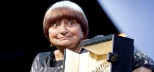  Imagen de archivo realizada el 24 de mayo de 2015 que muestra a la directora de cine francesa Agn&eacute;s Varda mientras recoge la Palma de Oro en reconocimiento a su carrera durante la 68 edici&oacute;n del Festival de cine de Cannes, en Francia.