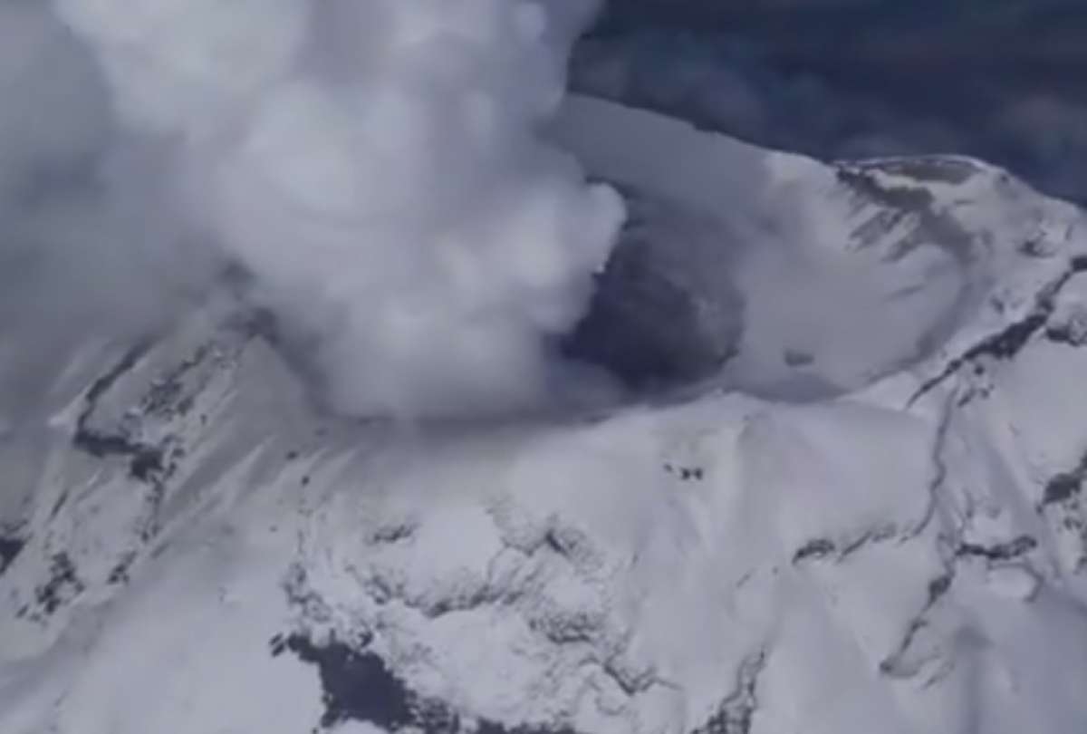 Volcán Cotopaxi emitió una columna de gases de 500 metros de altura