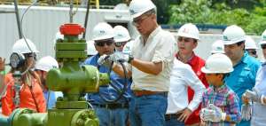 El vicepresidente de la Rep&uacute;blica, Jorge Glas, inspeccion&oacute; los equipos existentes en la planta de perforaci&oacute;n.