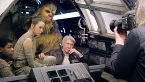 Harrison Ford durante una sesi&oacute;n de fotos promocionales de la primera de tres nuevas entregas de la afamada saga. AFP