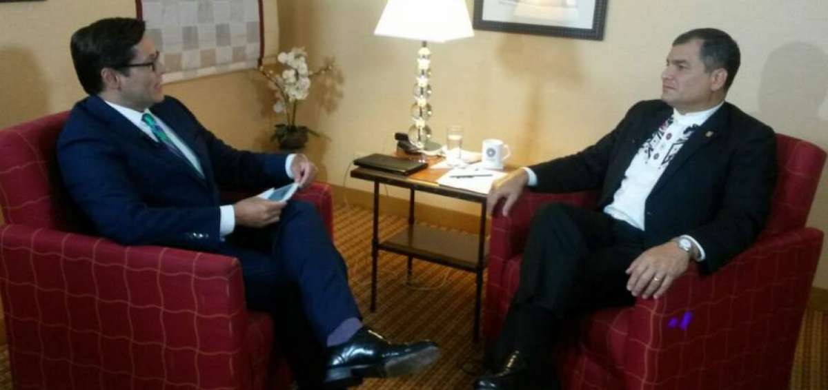 El presidente Rafael Correa durante una entrevista con Telemundo este lunes en Nueva York.