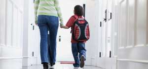 Ministerio de Educaci&oacute;n proh&iacute;be que estudiantes carguen mochilas pesadas