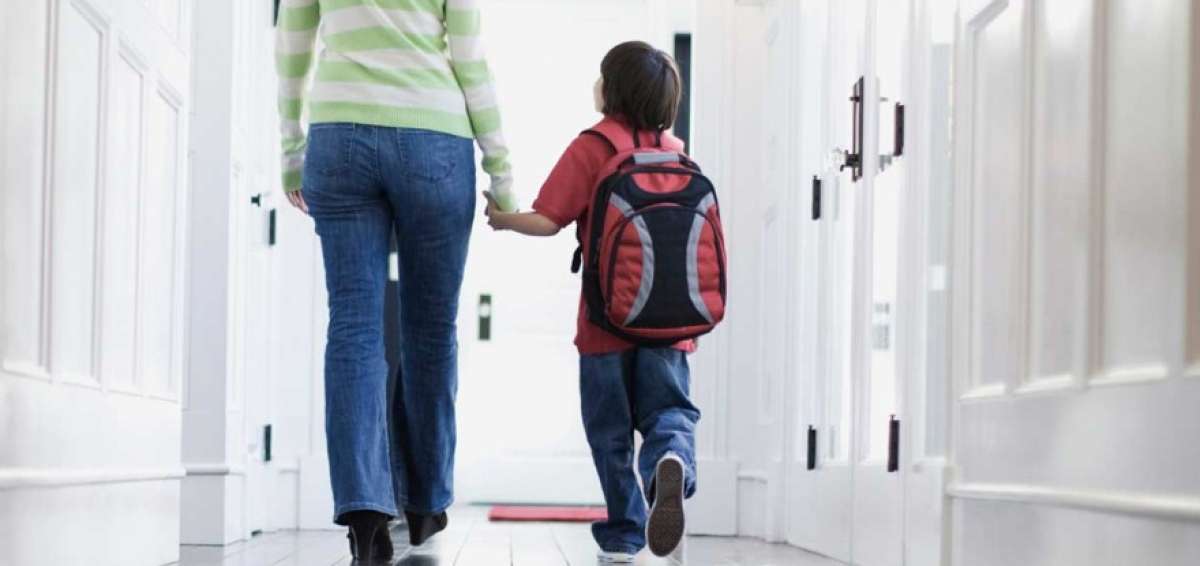 Ministerio de Educaci&oacute;n proh&iacute;be que estudiantes carguen mochilas pesadas