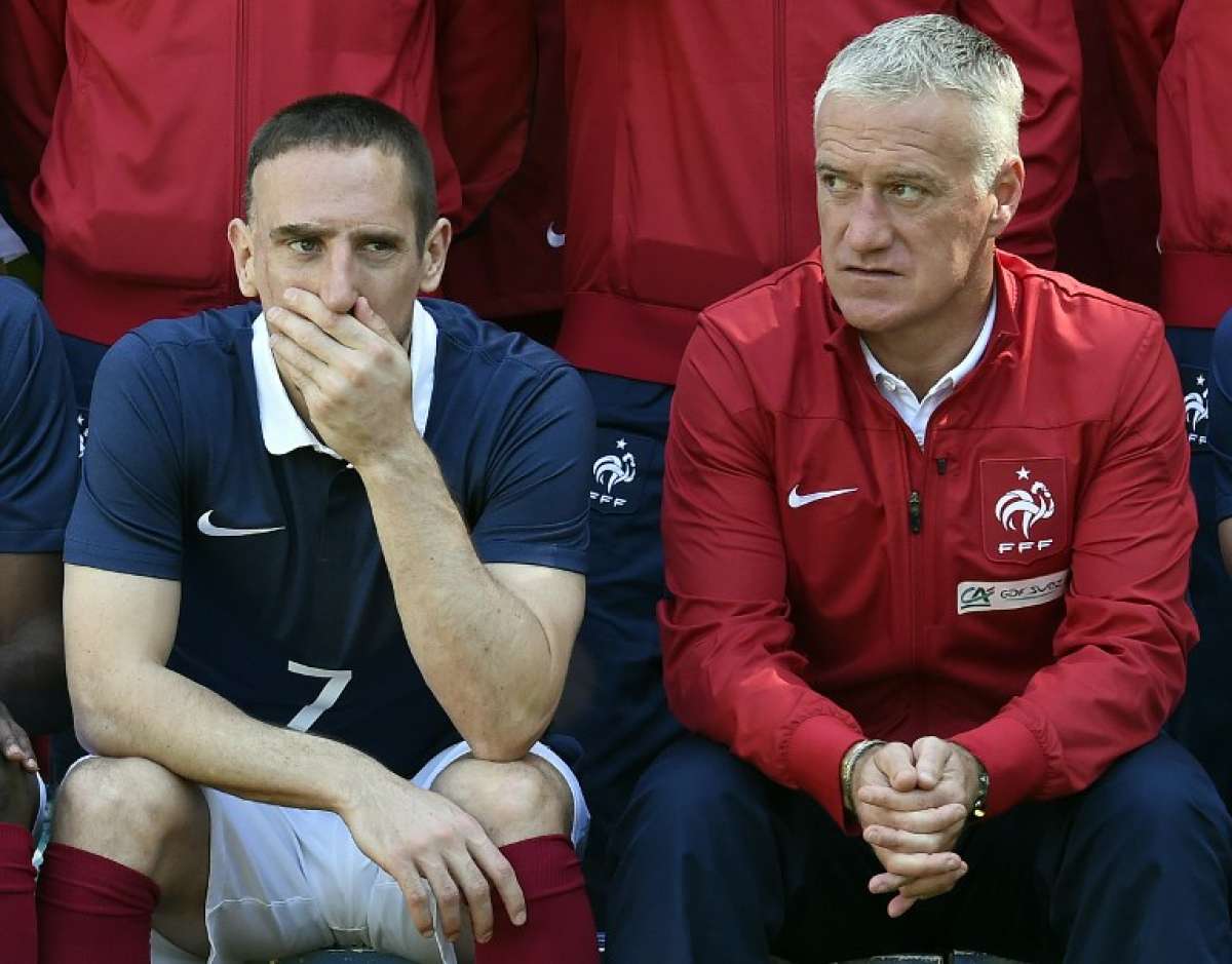 Ribery (i) decidi&oacute; poner fin a su carrera como internacional el pasado 13 de agosto. Foto: AFP