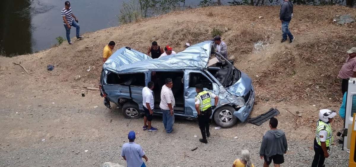 La furgoneta se sali&oacute; de la v&iacute;a por razones todav&iacute;a no establecidas. 