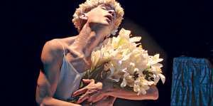 Joao de Souza interpreta &lsquo;Dustin powder for you, Elis&rsquo;. Sus t&eacute;cnicas son un referente en el mundo. FOTO: CORTES&Iacute;A CASA DE LA DANZA.