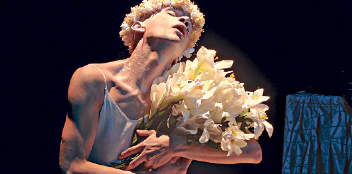 Joao de Souza interpreta &lsquo;Dustin powder for you, Elis&rsquo;. Sus t&eacute;cnicas son un referente en el mundo. FOTO: CORTES&Iacute;A CASA DE LA DANZA.