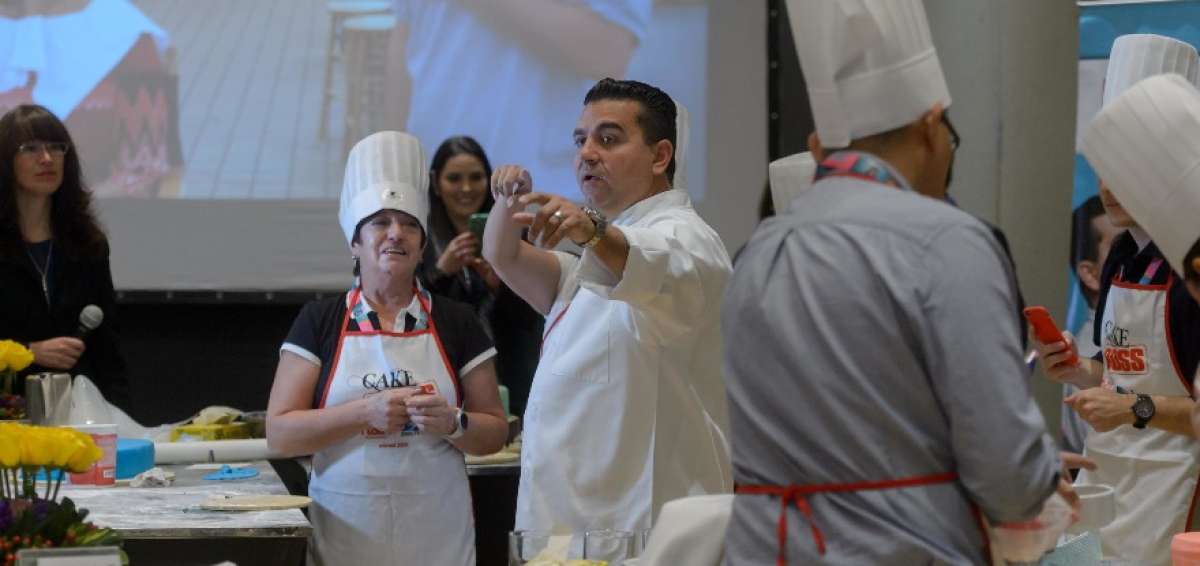 Buddy Valastro convers&oacute; con los ganadores del concurso y les dio recomendaciones para mejorar la presentaci&oacute;n de sus pasteles.