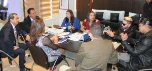 El superintendente Carlos Ochoa se reuni&oacute; con integrantes de los grupos Asfalto Real y Star Squad, en Quito.
