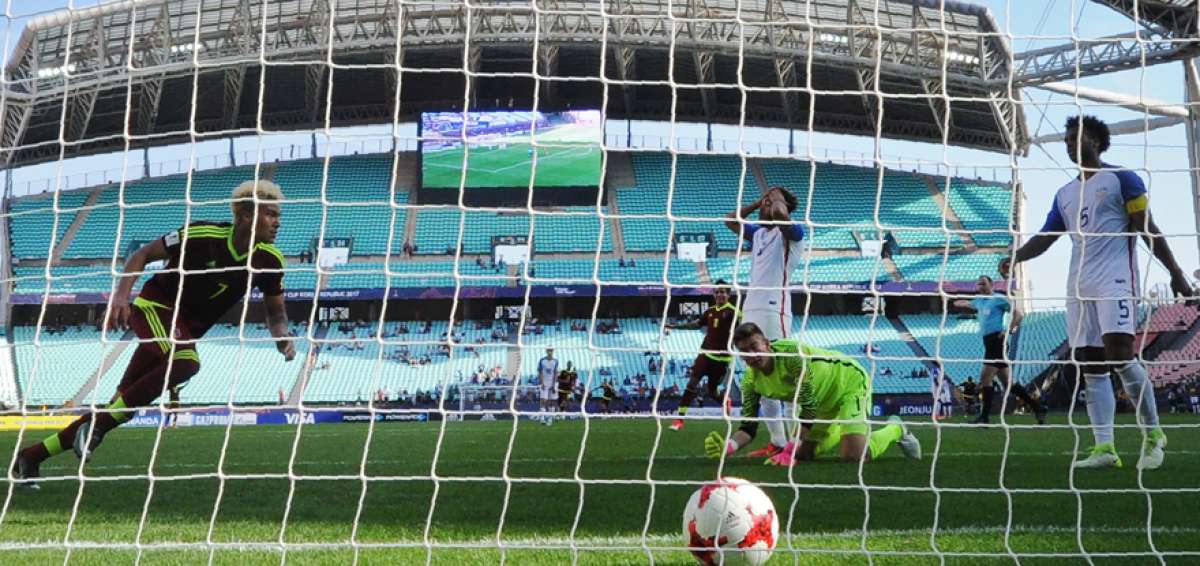 El venezolano Adalberto Pe&ntilde;aranda celebra el gol que marc&oacute; ante el combinado de EE.UU.