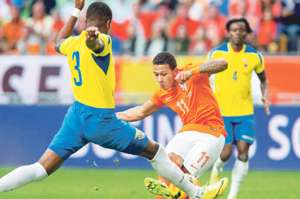 Frickson Erazo (3) marca al jugador holand&eacute;s Memphis Depay, quien remata al arco defendido por el portero M&aacute;ximo Banguera. Depay fue el acompa&ntilde;ante de Robin Van Persie en la delantera del equipo europeo. Foto: EFE