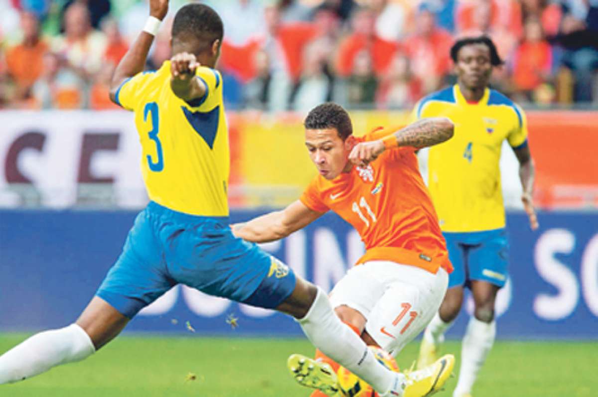 Frickson Erazo (3) marca al jugador holand&eacute;s Memphis Depay, quien remata al arco defendido por el portero M&aacute;ximo Banguera. Depay fue el acompa&ntilde;ante de Robin Van Persie en la delantera del equipo europeo. Foto: EFE