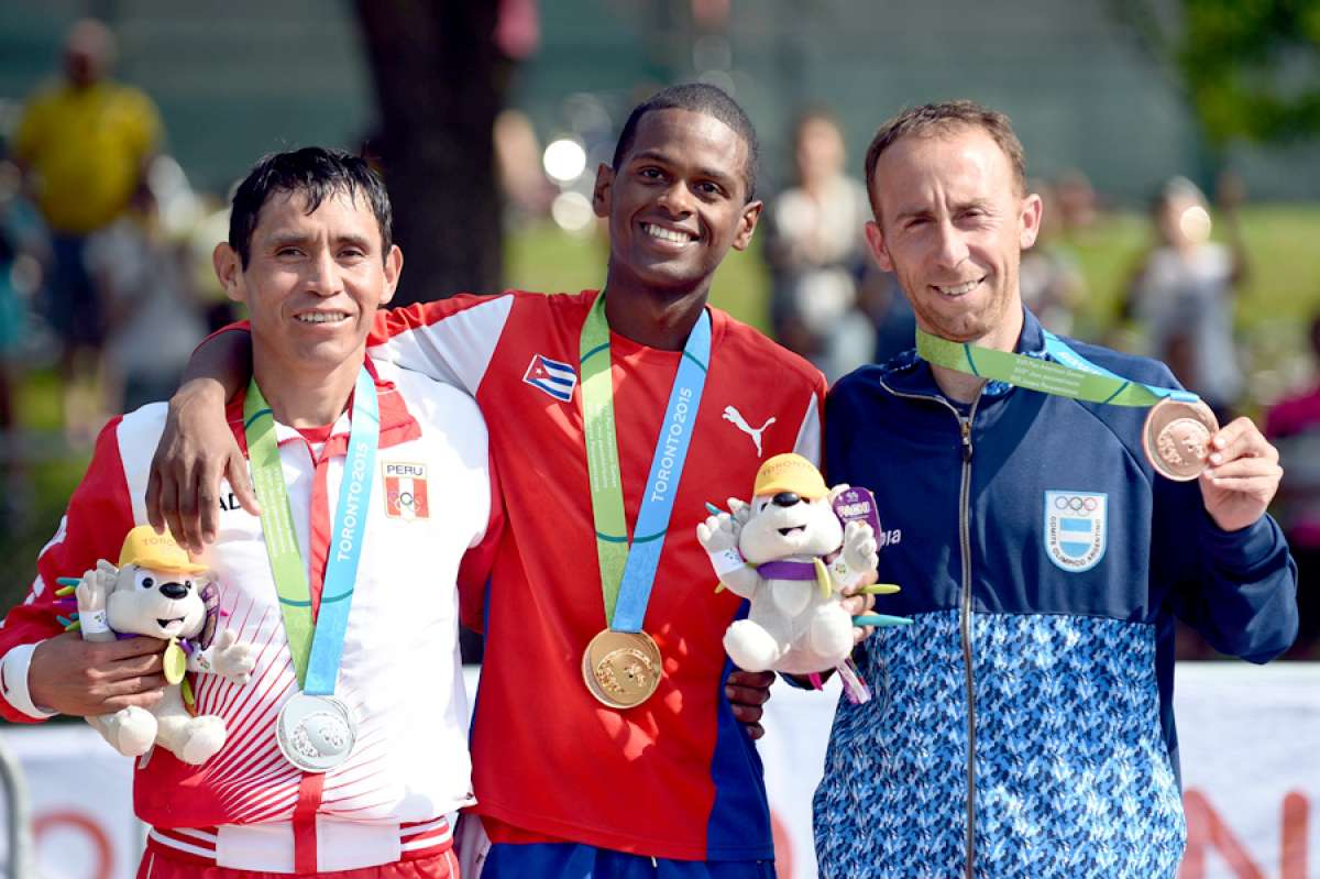 El cubano Richer P&eacute;rez (c), el peruano Ra&uacute;l Pacheco (i) y el argentino Mariano Mastromarino (d), durante la ceremonia de premiaci&oacute;n. Foto: AFP
