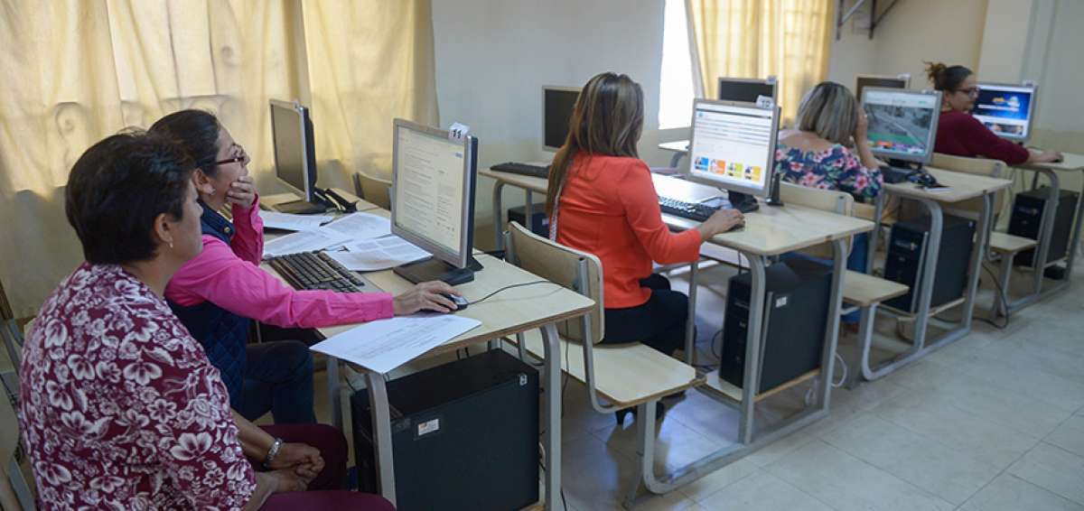 Docentes usan recursos digitales emergentes