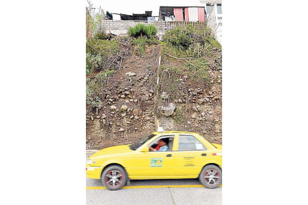 En la calle P&eacute;rez de Anda, en el centro de Ambato, hay riesgo permanente de derrumbes. Foto: Roberto Ch&aacute;vez/ El Tel&eacute;grafo