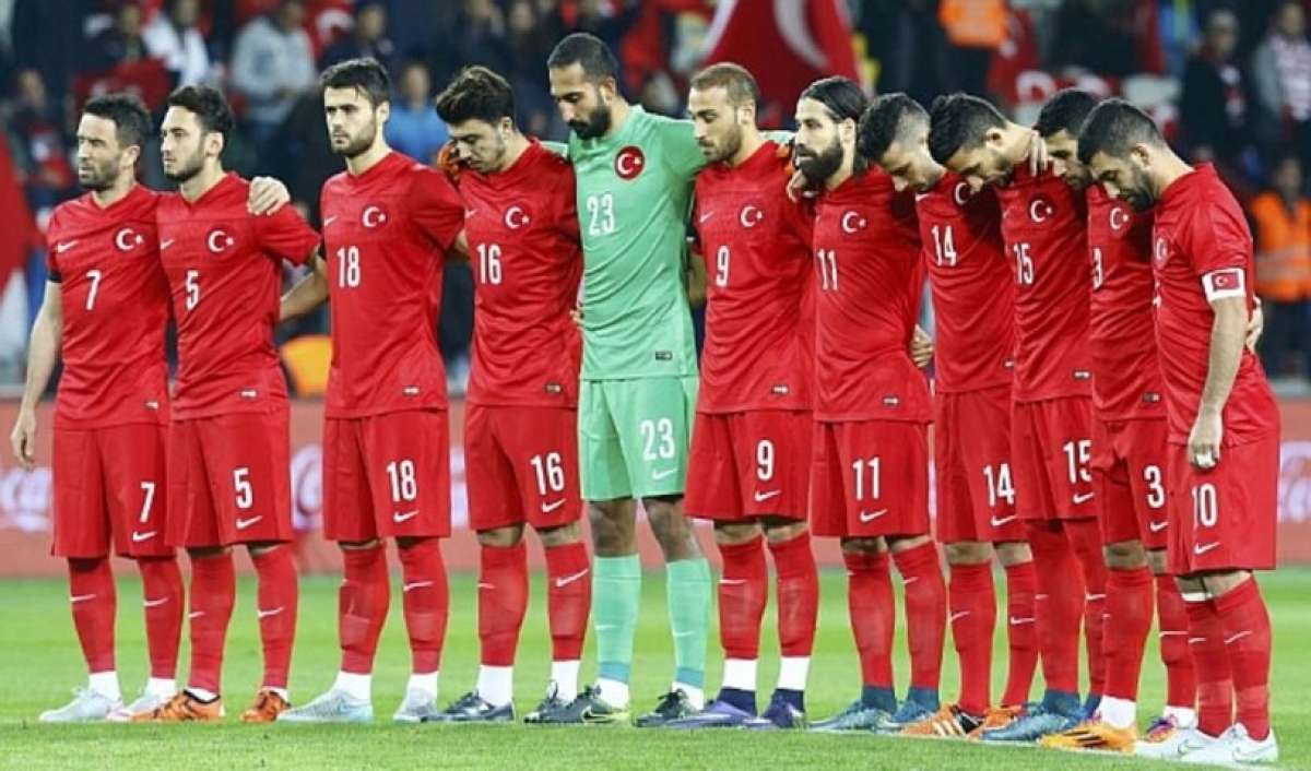 El f&uacute;tbol turco reacciona despu&eacute;s de los pitos al minuto de silencio
