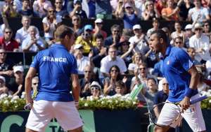 Richard Gasquet (i.) y Jo-Wilfred Tsonga celebran uno de los puntos durante el partido ante la pareja checa. Foto: AFP