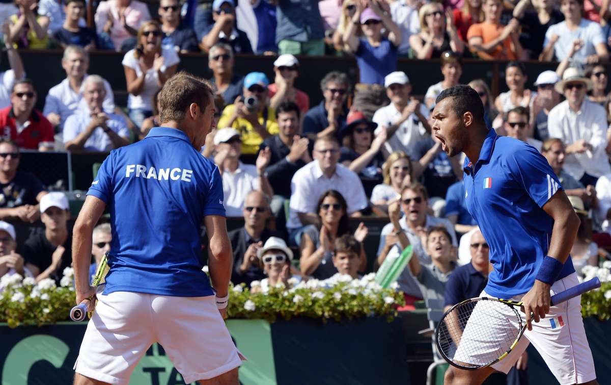 Richard Gasquet (i.) y Jo-Wilfred Tsonga celebran uno de los puntos durante el partido ante la pareja checa. Foto: AFP