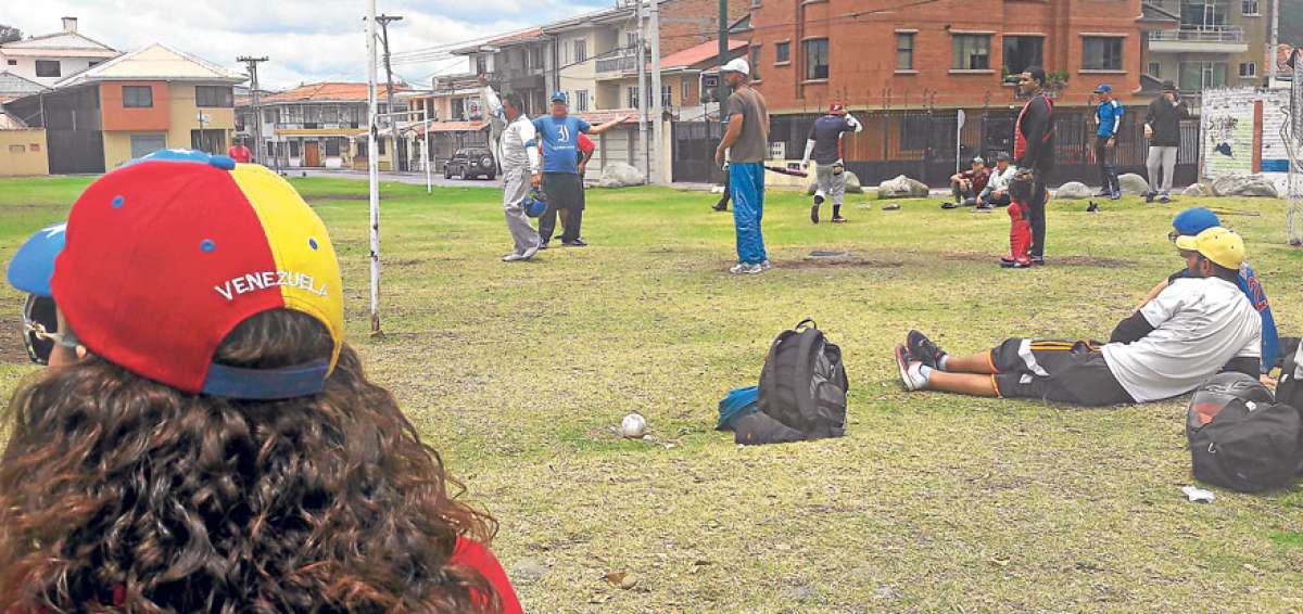 Los venezolanos y cubanos radicados en Cuenca dedican, todos los domingos, al menos 4 horas al juego.