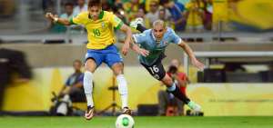 El delantero Neymar (I) ser&aacute; la principal carta de gol que exhiba el t&eacute;cnico brasile&ntilde;o Tite en el duelo que busca la revancha del empate hace un a&ntilde;o.