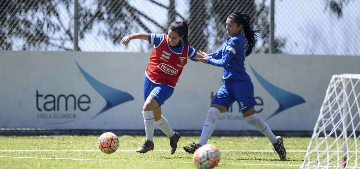 La jugadora Valeria Palacios (i) disputa el bal&oacute;n ante la marca de Madelyn Riera, en una pr&aacute;ctica de la selecci&oacute;n.