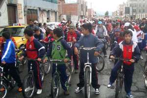 Un grupo de ni&ntilde;os asiste con sus bicicletas al inicio del recorrido por la ciudad. Foto: Elizabet Maggi para El Tel&eacute;grafo