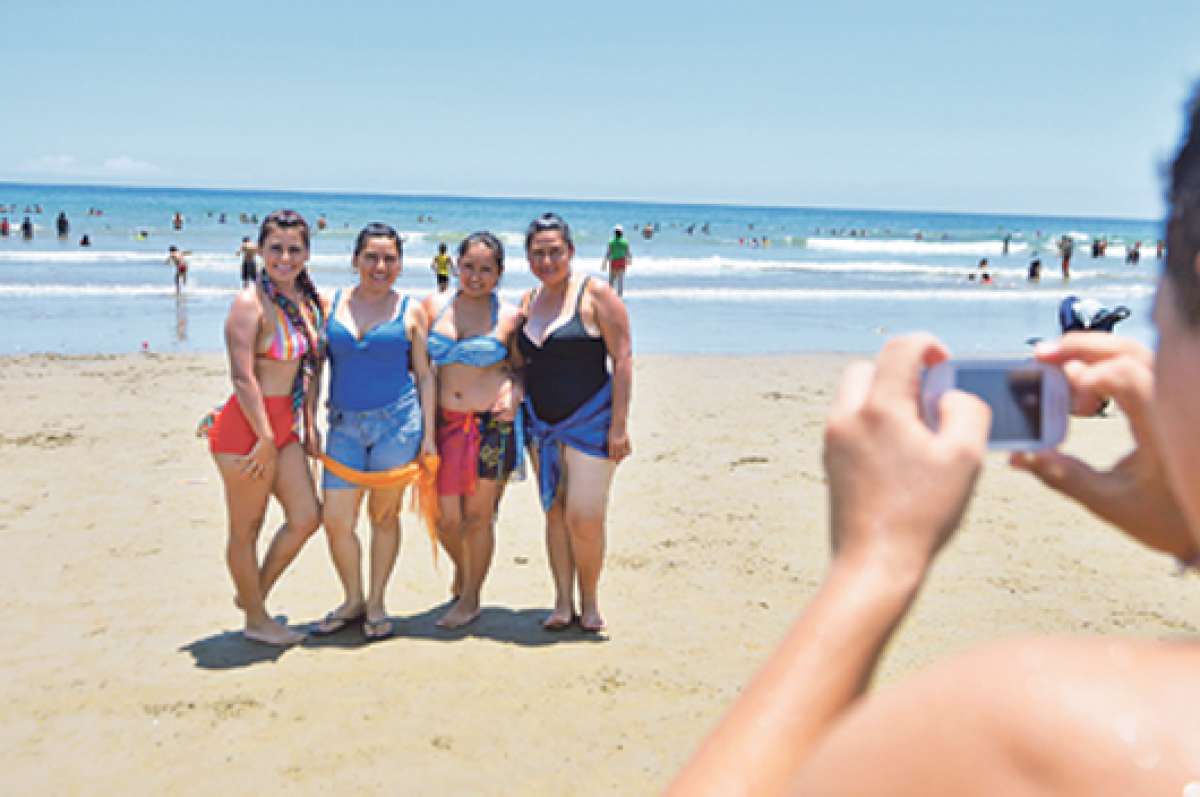 En la playa El Murci&eacute;lago, en Manta, desde las primeras horas de la ma&ntilde;ana llegaban los turistas. La mayor&iacute;a era de personas de la Sierra. Foto: Mario Rodr&iacute;guez / El Tel&eacute;grafo