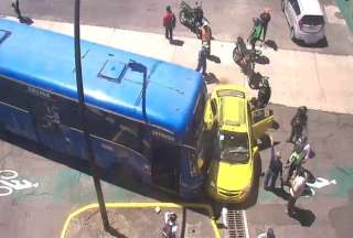 Bus y taxi chocaron en el centro norte de Quito