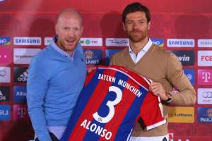 Xabi Alonso (d.) junto a Mathias Sammer, director deportivo del Bayern, durante su presentaci&oacute;n oficial como jugador del elenco alem&aacute;n. Foto: AFP