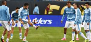 Luis Su&aacute;rez (izq.) domina la pelota ante la mirada de varios compa&ntilde;eros. El delantero del Barcelona de Espa&ntilde;a no ha jugado en el presente certamen.