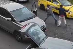 Dos conductores se fueron a los golpes en Quito. 