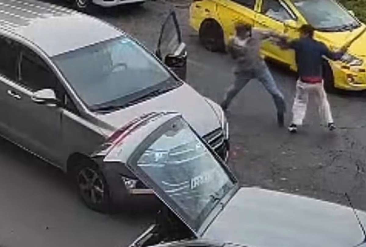 Dos conductores se fueron a los golpes en Quito. 