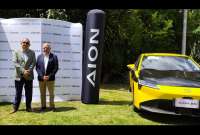 (De der. a izq) Diego Almeida, director de Retail GAC Ecuador – Impoventura, y Diego Padilla, Presidente Ejecutivo de FASTLINE, participaron del acto de entrega de las 10 primeras unidades de AION ES. 