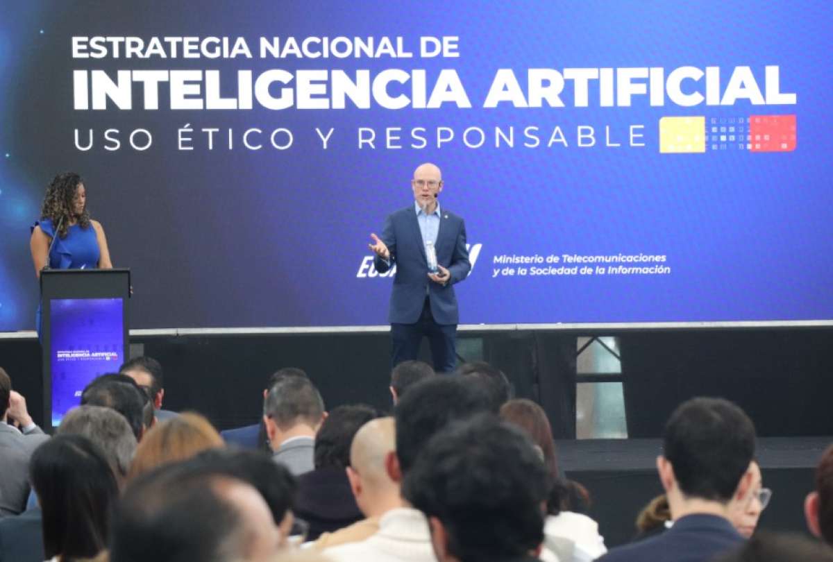 La estrategia pretende democratizar el acceso a la inteligencia artificial.