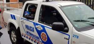 Veh&iacute;culo de la Polic&iacute;a Metropolitana con los vidrios rotos tras actos delictivos durante la paralizaci&oacute;n.