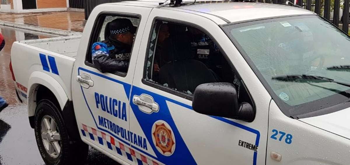 Veh&iacute;culo de la Polic&iacute;a Metropolitana con los vidrios rotos tras actos delictivos durante la paralizaci&oacute;n.